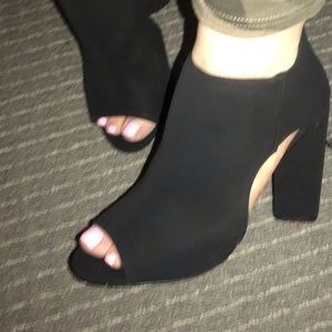 Brand new size 10 women’s black suede heels